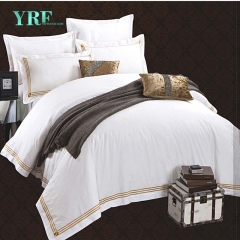 Colchões de cetim bordados pelo hotel