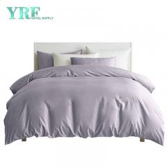 roupa de cama de hotel em cor creme