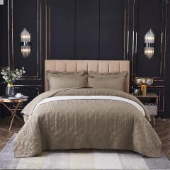 Colcha feita na China com cama king-size