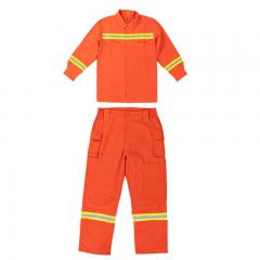 Traje refletivo para resgate em áreas selvagens