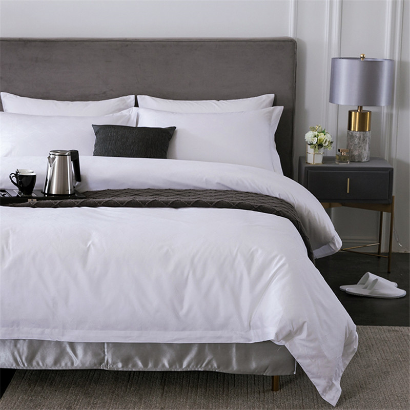 Há sangue nos lençóis do hotel. Como faço para lavá-los imediatamente?