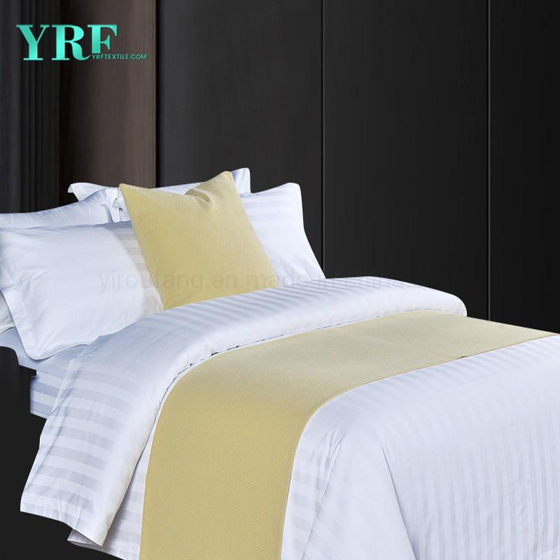 Onde você encontra as capas de edredom e lençóis brancos no hotel?